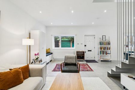 3 bedroom mews to rent - Photo 2