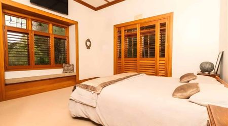 Exquisite 4-Bedroom Manor with Stunning Bush Views in Lucas Heights - Photo 2