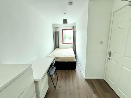 1 bedroom Flat To Let - Photo 3