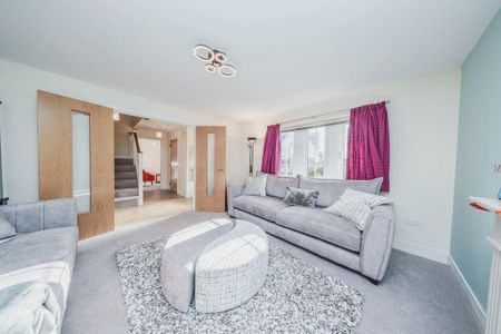 4 bedroom detached house to rent - Photo 2