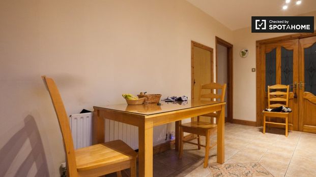 Room for rent in 5-bedroom house in Donaghmede, Dublin - Photo 1