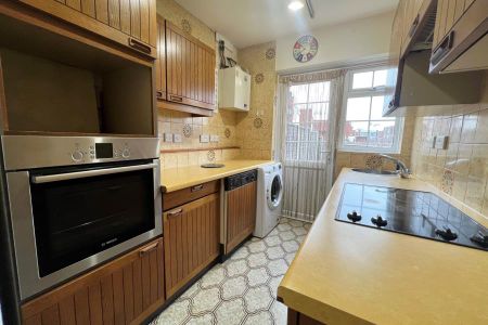 Regency Drive, West Byfleet, Surrey, KT14 - Photo 4