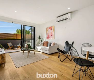 Classy Contemporary Living, Convenient Location - Photo 3