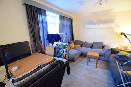 1 bedroom in a house share to rent - Photo 3