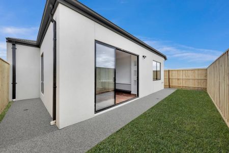 “Zoned for Werribee Secondary – Brand New Family Home for Rent!” - Photo 3