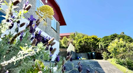 Sunny garden home with ocean views - Photo 4