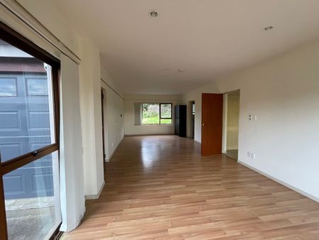 WHENUAPAI - Large 4 Bedrooms House - Photo 5