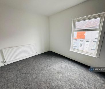 2 bedroom end of terrace house to rent - Photo 2