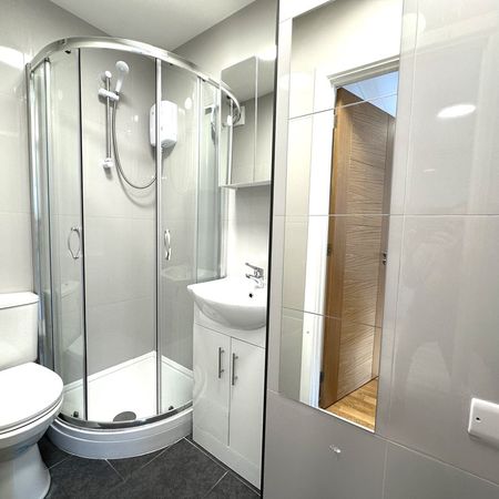 Antrobus Road, London - Photo 3