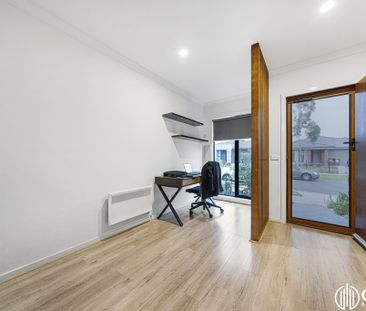 3 Bedroom, Multiple Living Area Townhouse For Lease! - Photo 3