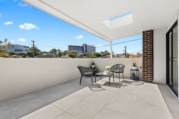 Modern Townhouse in Prime Wollongong CBD Location - Photo 1