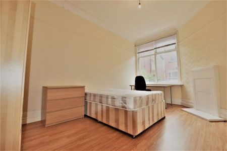 5 bedroom House in Headingley Avenue, Leeds - Photo 2