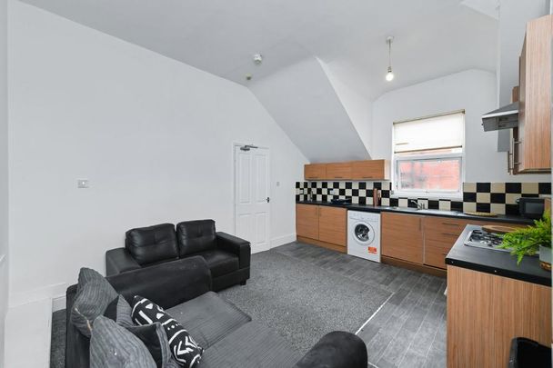 4 bedroom flat to rent - Photo 1