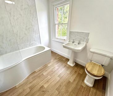 3 bedroom end of terrace house to rent - Photo 4