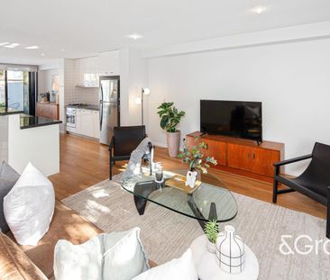 Spacious with dual outdoor living in prime Milton location - Photo 1