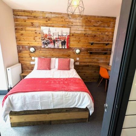 1 bedroom in a house share to rent - Photo 3