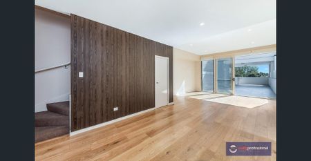 High-end of 3 bedrooms with ensuite plus additional toilet on ground floor - walking distance to Green Square Station - Photo 2