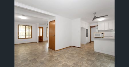 Charming three-bedroom home - Photo 2