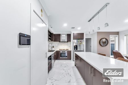 Beautiful double storey opposite the Wyndham Village shopping centre ! - Photo 3