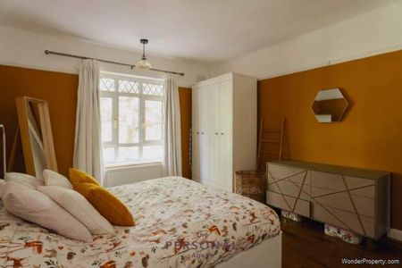 2 bedroom property to rent in Epsom - Photo 2