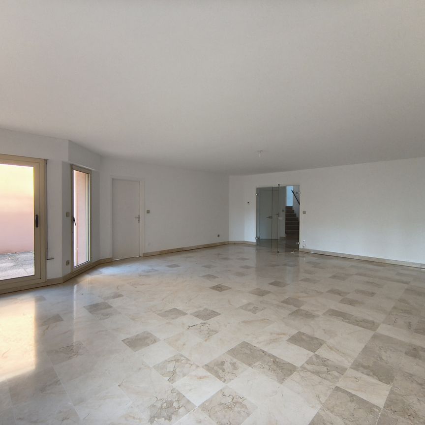 Location Appartement 5 pièces 180m² CHAMALIERES 63400 - Photo 1