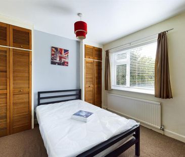 4 bedroom semi-detached house to rent - Photo 4