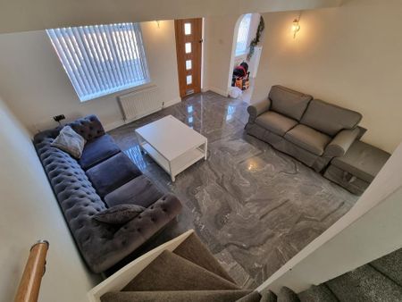 4 bedroom detached house to rent - Photo 2