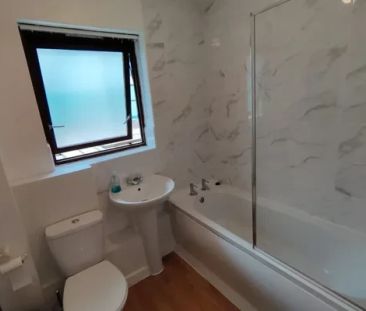 2 bedrooms 1 bathroom - Photo 3