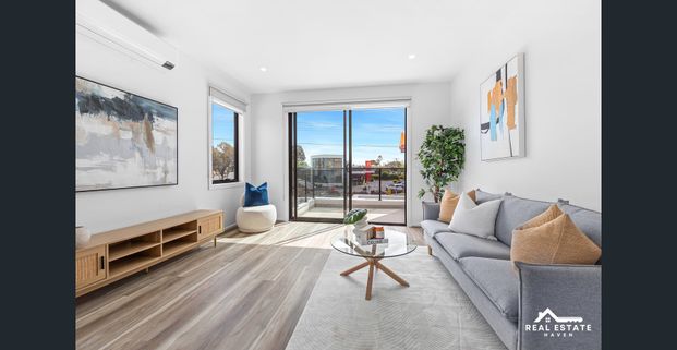 CONVENIENT, MODERN AND LOW MAINTENANCE LIVING! - Photo 1