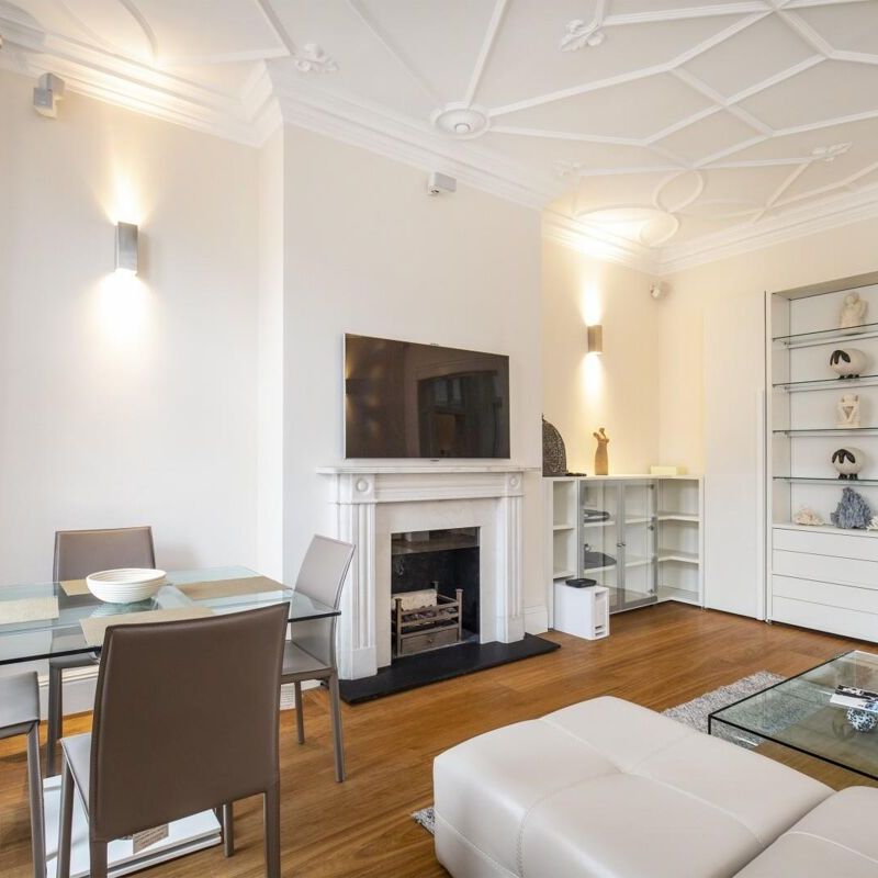An elegant Mayfair residence on one of London's most prestigious addresses. - Photo 1
