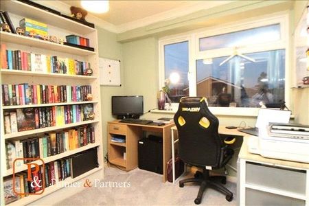 3 bedroom end of terrace house to rent - Photo 3