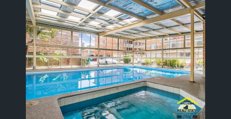 "Neat Riverpark Drive Unit" - Photo 3