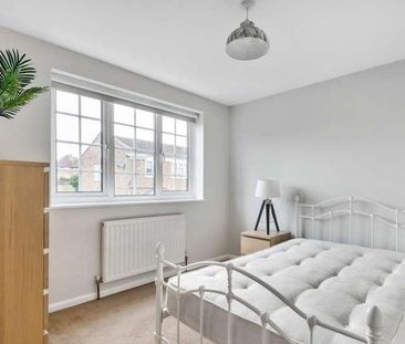 Sandalwood, Guildford, GU2 - Photo 4