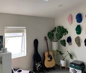 Modern 4BR Townhouse in Te Aro! - Photo 4