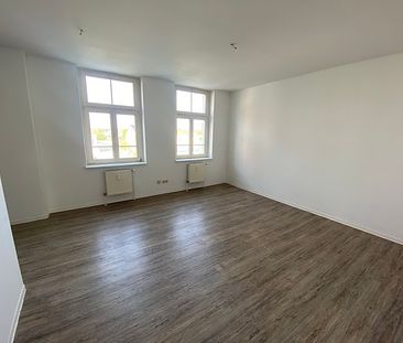 Helle 3-Raum-Wohnung mit Einbauküche zu vermieten - Foto 2