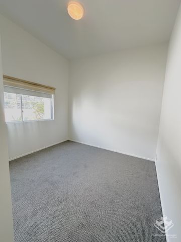 Heart of Teneriffe – Freshly Painted & New Carpet – Ready to Move In! - Photo 3