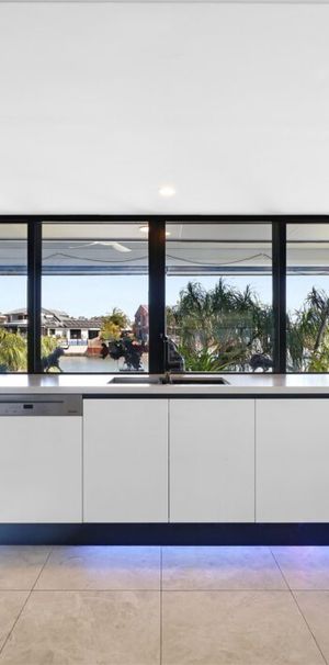 Large Single-Level Luxury Waterfront Residence - Photo 1