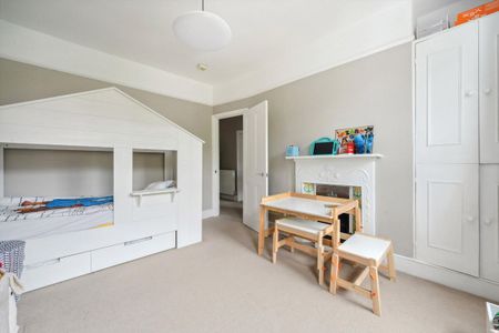 A beautiful five bedroom family home, located near Wimbledon Park and benefiting from off street parking. - Photo 3