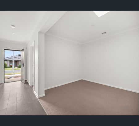 6 Shrubs Road, Mambourin, Vic 3024 - Photo 5