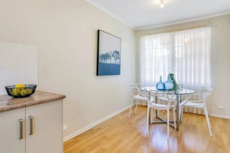 Quiet & Comfortable Living in a Leafy Location - Photo 2