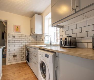 3 bedroom flat to rent - Photo 2