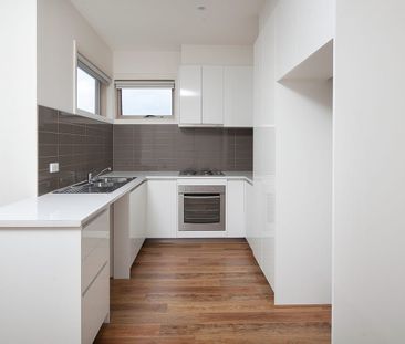 Perfectly located apartment. Available 07/11/2026 - Photo 3
