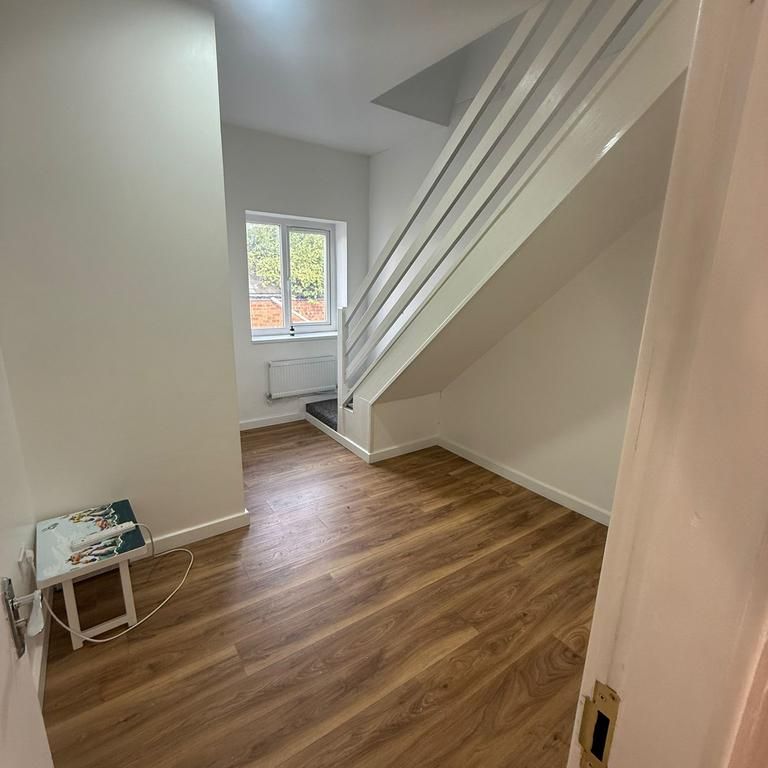 1 bedroom in a flat share to rent - Photo 1