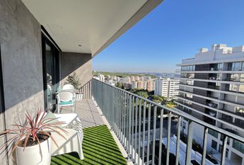 Apartamento T1 mobilado em Miraflores com Vista de Rio, a estrear