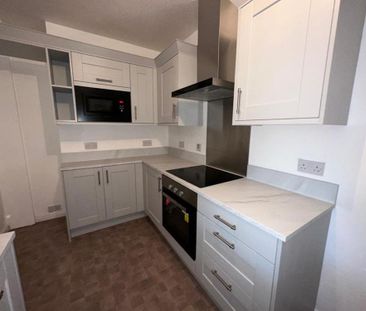 Available 3 Bed House - end terrace - Photo 6