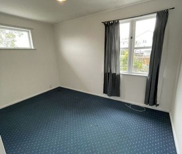 Spacious home in popular Sandringham - Photo 4