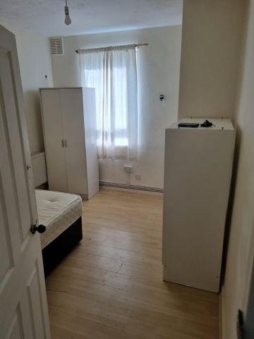 1 bedroom in a flat share to rent - Photo 2