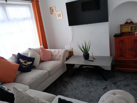 3 bedroom semi-detached house to rent - Photo 3