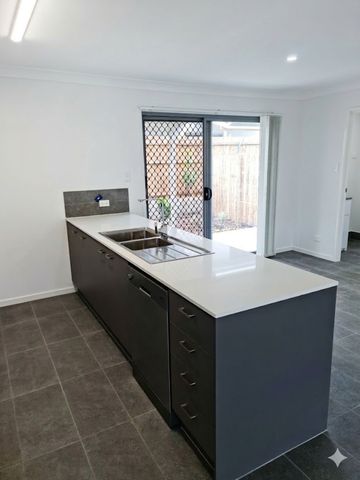 AVAILABLE 15/04/26 - 3 BED 2 BATH TOWNHOUSE WITH DUCTED AIR - Photo 3