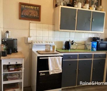 QUEENSLAND STYLE UNIT CENTRALLY LOCATED - Photo 3